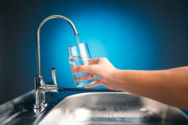 An image showing cleaner and healthier drinking water after using the best reverse osmosis system.