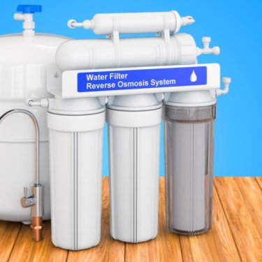 A reverse osmosis system for removing chlorine from water