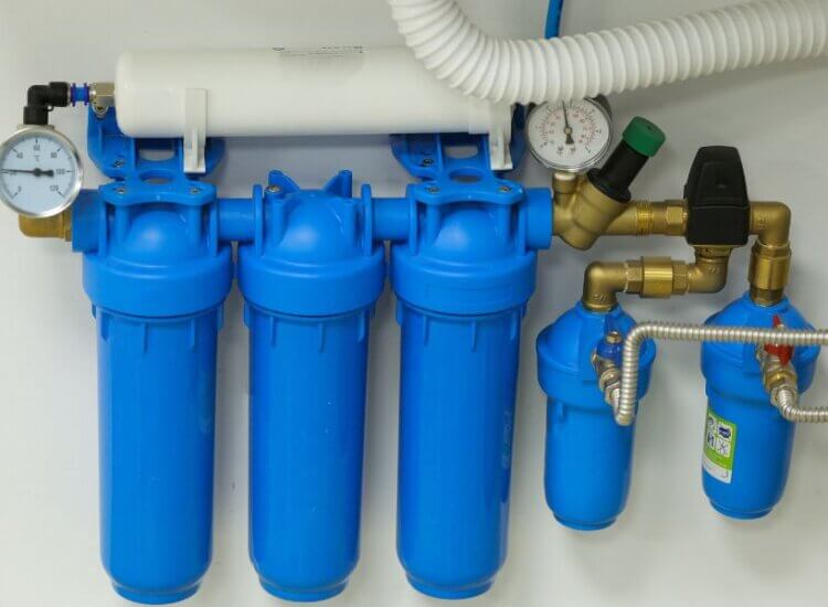 Under sink water filter in a home