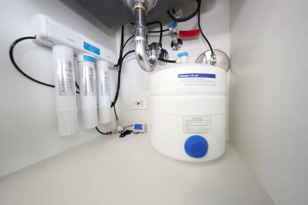 Under the sink reverse osmosis system